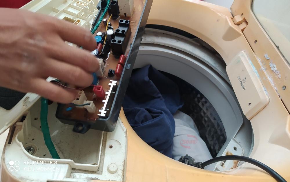 Máy giặt bị chảy nước dưới gầm
