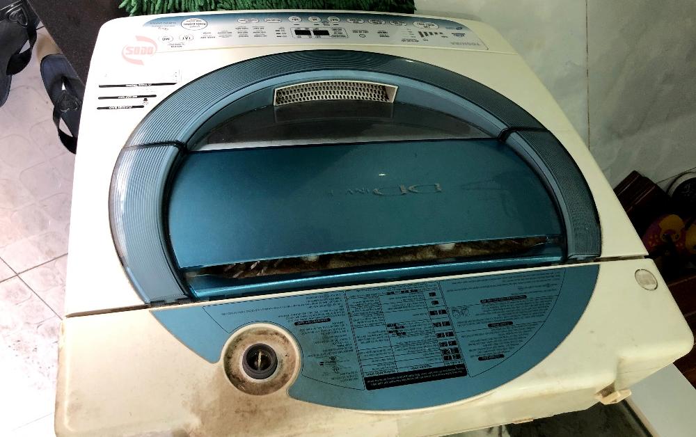 Máy giặt bị chảy nước dưới gầm khiến bạn cảm thấy khó chịu