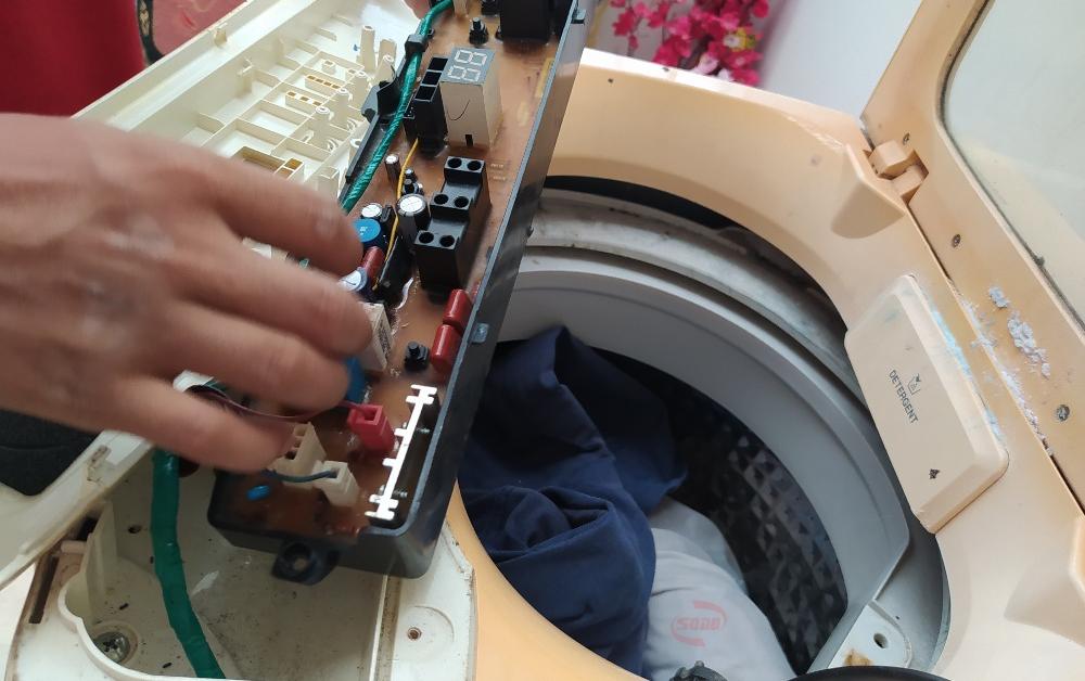 Máy giặt bị hỏng board mạch là lỗi thường gặp trên máy lạnh