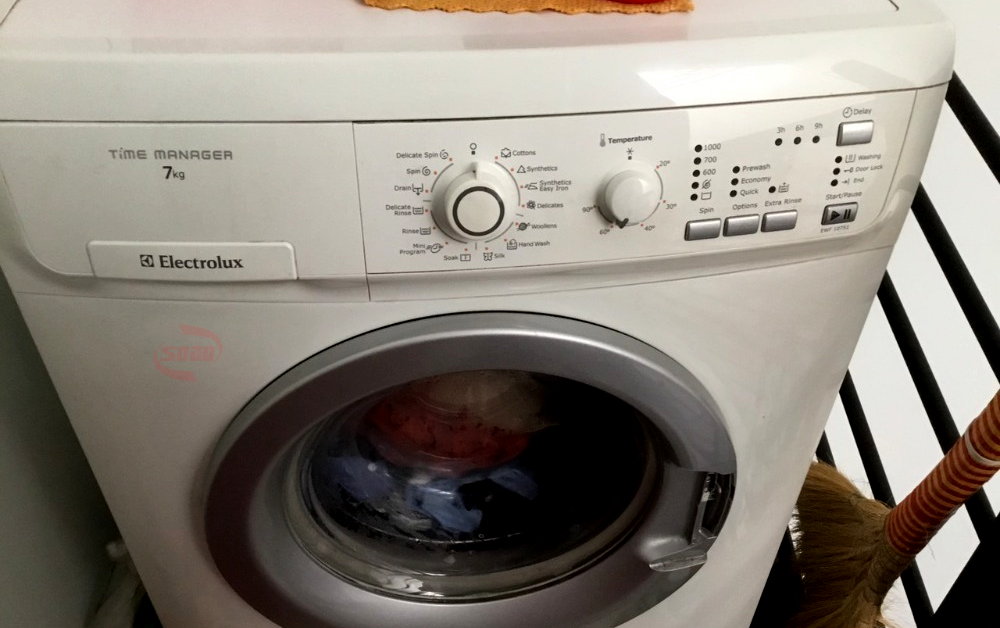 Máy giặt đang giặt bỗng ngưng không hoạt động do không giữ được nước